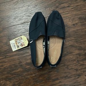 TOMS Alpargata Classic size 11 women’s shoe. Navy Blue. Animal motif detail.
